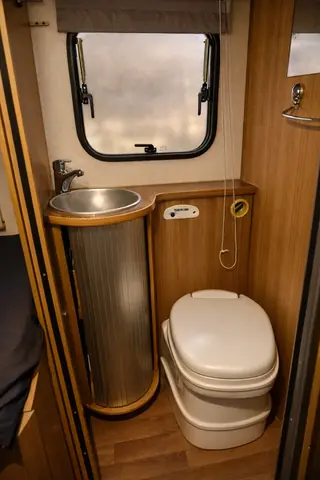 Badezimmer im Wohnmobil Karl-Friedrich II mit Dusche und WC
