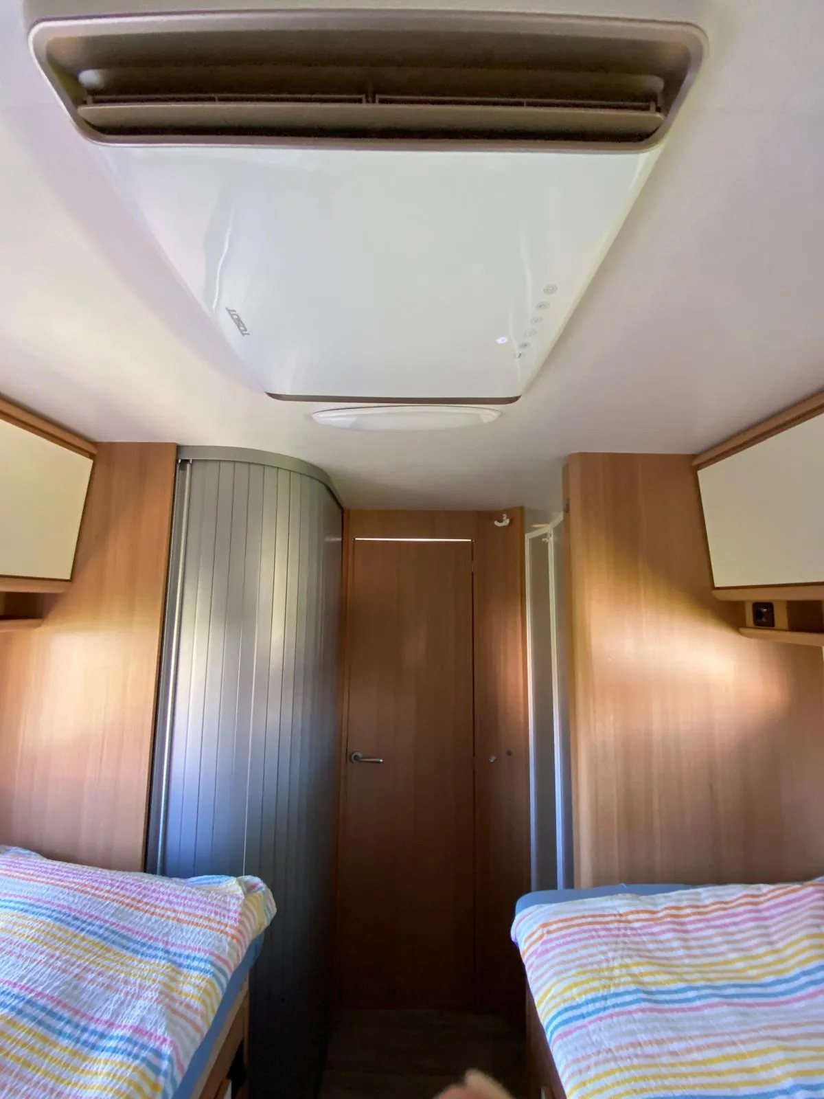 Küchenzeile mit Herd und Kühlschrank