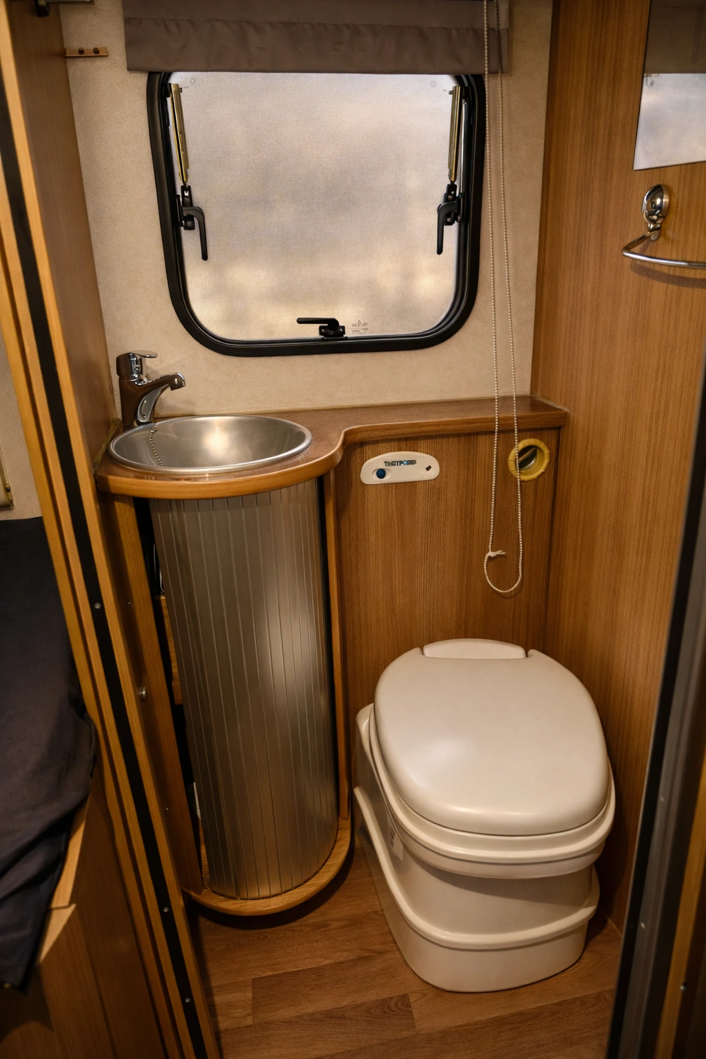 Badezimmer im Wohnmobil Karl-Friedrich II mit Dusche und WC